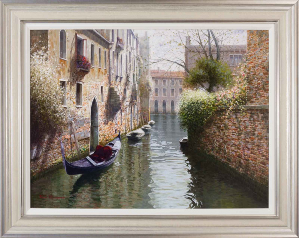 Original oil painting featuring a Ventian canal in a misty morning by Italian artist Raffaele Fiore