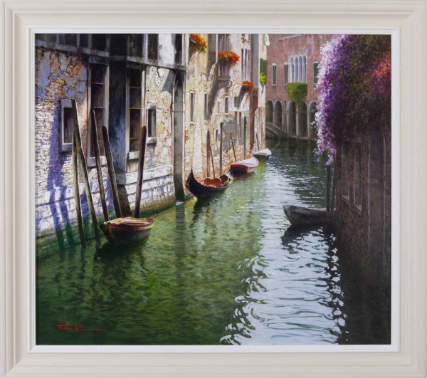 Original oil painting featuring a wonderful Venetian street scene with its gondolas and its atmospheric waters by Italian artist Raffaele Fiore