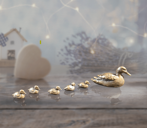 Butler & Peach – Butler & Peach Miniature Duck And Ducklings (2100) – sculpture
